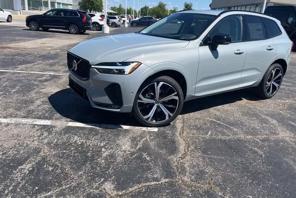 2025 Volvo XC60 photo 1