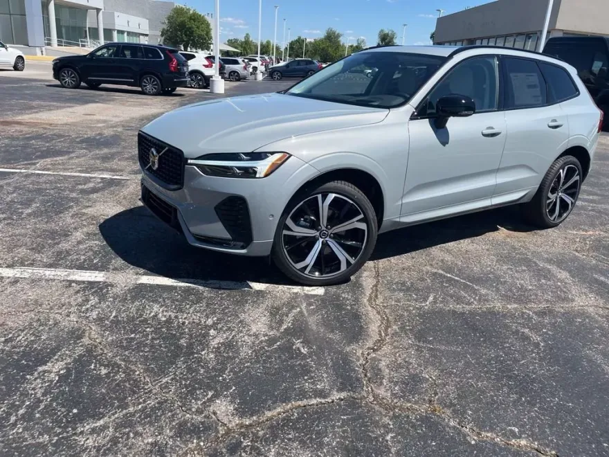 2025 Volvo XC60 photo 1