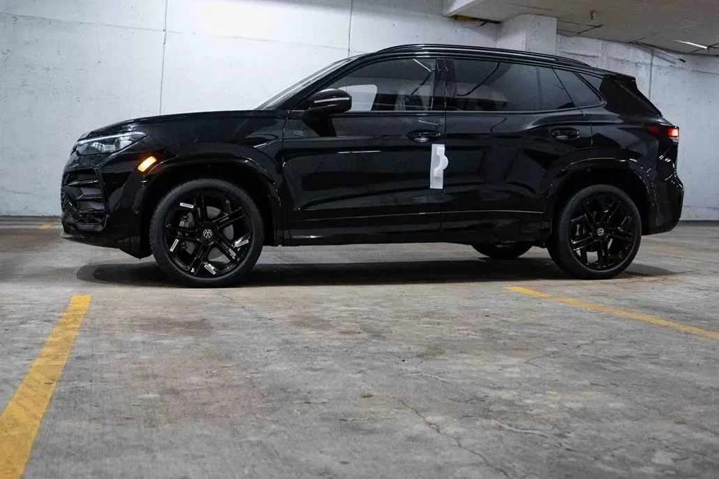 2025 Volkswagen Tiguan SE R-Line Black photo 1