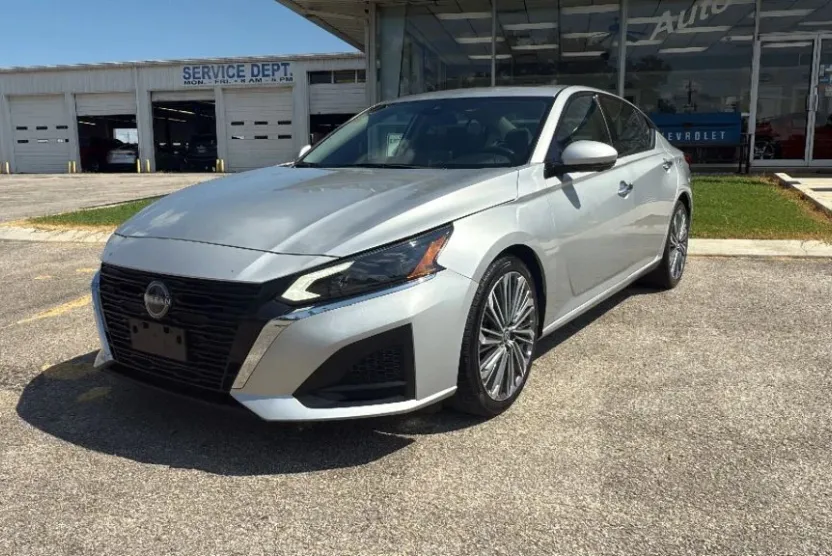 2023 Nissan Altima 2.5 SL photo 1