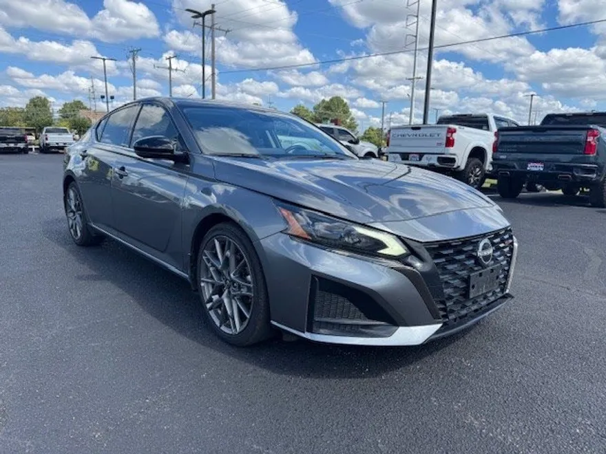 2023 Nissan Altima SR photo 1