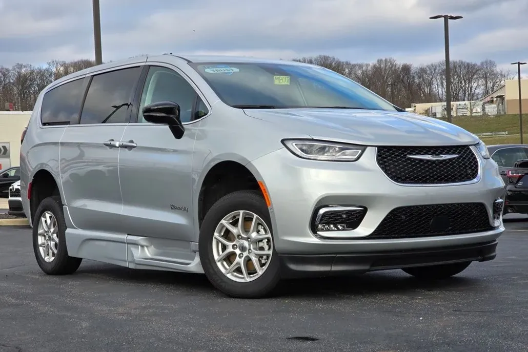 2024 Chrysler Pacifica Touring L photo 1