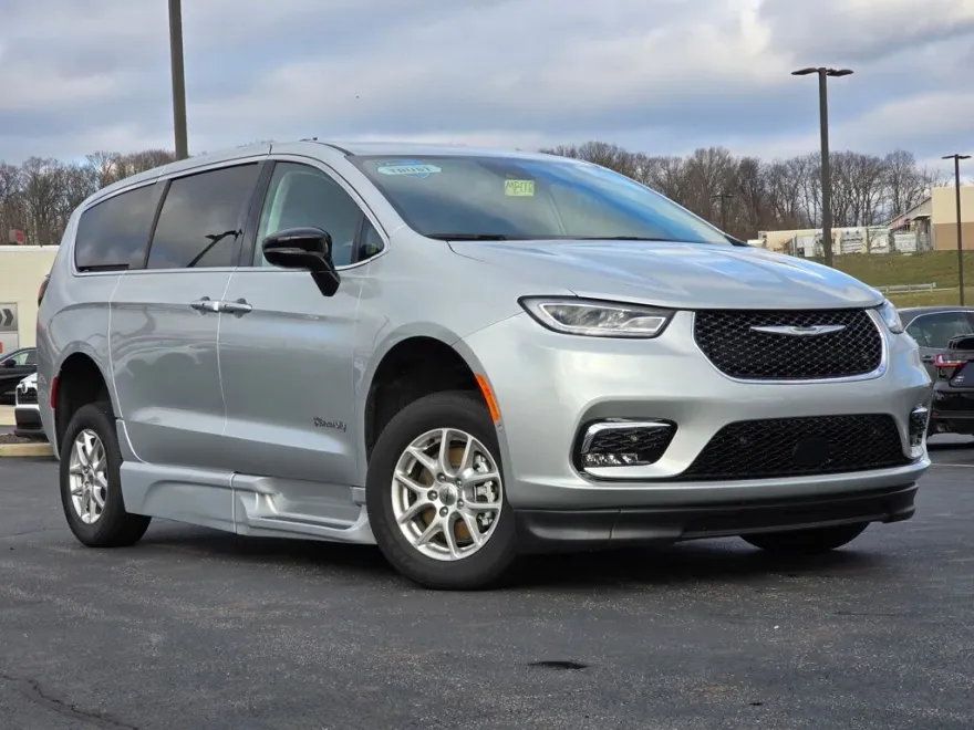 2024 Chrysler Pacifica Touring L photo 1