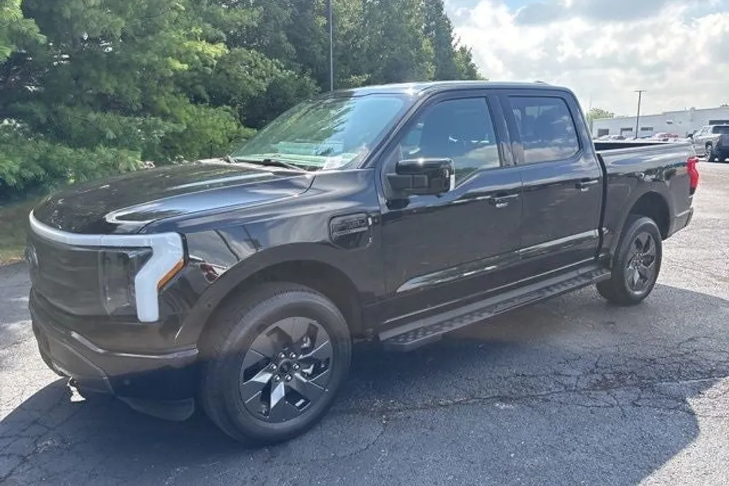 2022 Ford F-150 Lightning Lariat photo 1