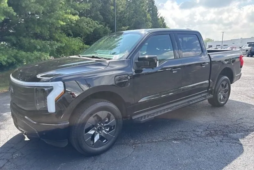 2022 Ford F-150 Lightning Lariat photo 1