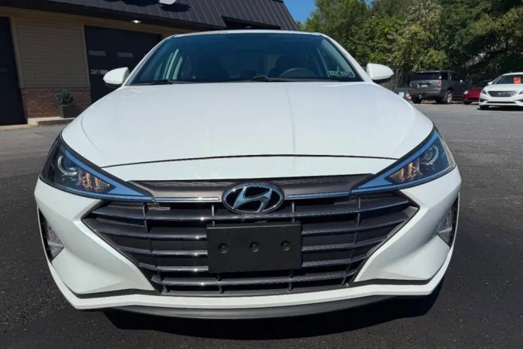 2019 Hyundai Elantra SE photo 1