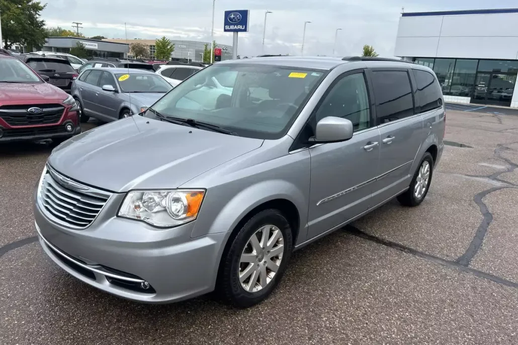 2016 Chrysler Town & Country Touring photo 1