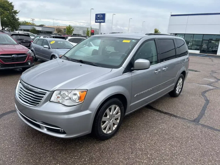 2016 Chrysler Town & Country Touring photo 1