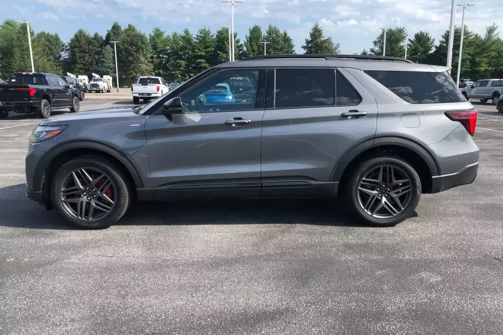 2025 Ford Explorer ST-Line photo 1