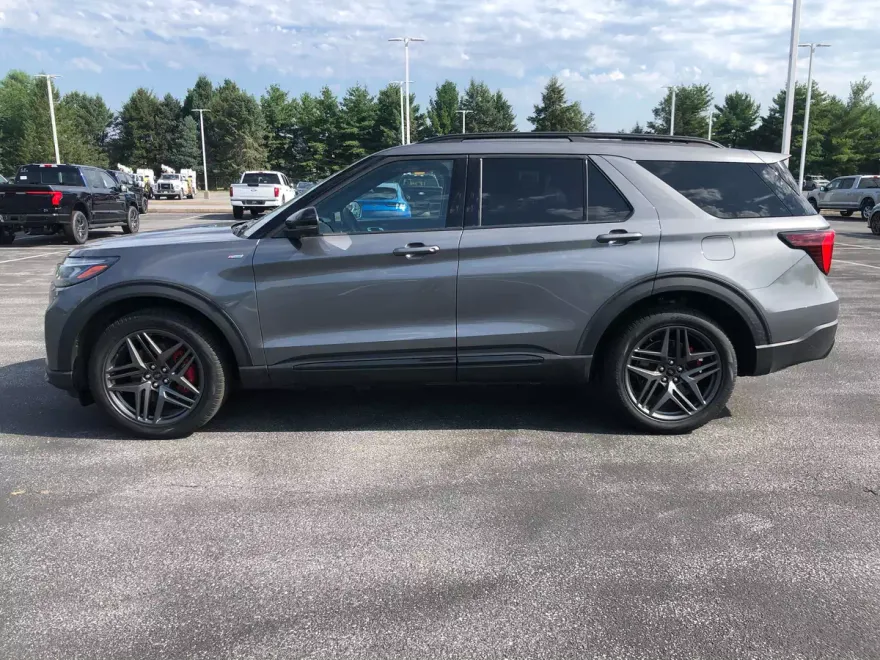 2025 Ford Explorer ST-Line photo 1