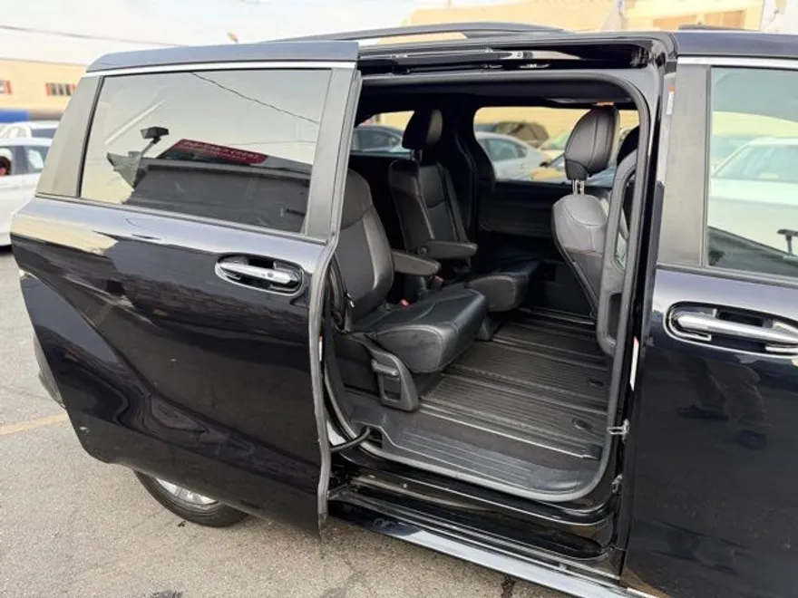 2022 Toyota Sienna XSE photo 22