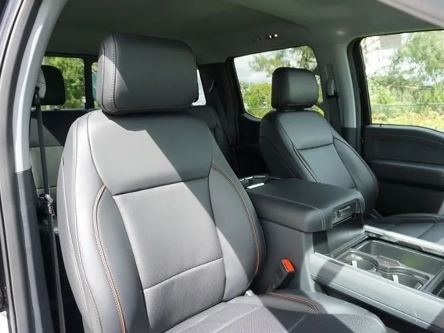 2025 Ford F-350 Lariat photo 1