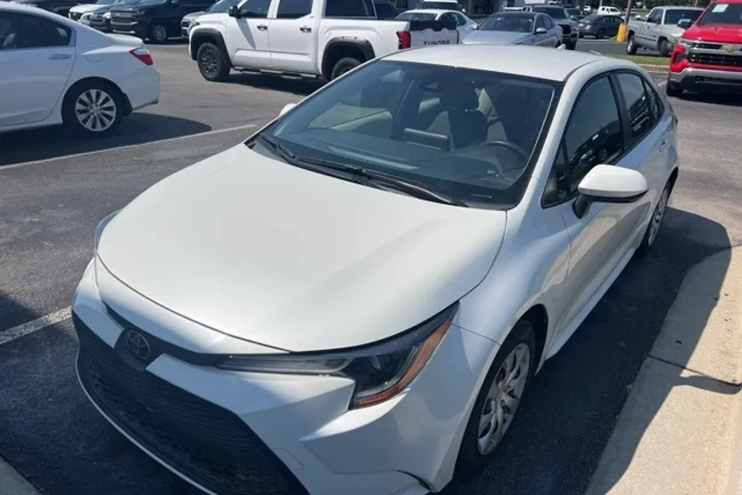 2020 Toyota Corolla LE photo 1