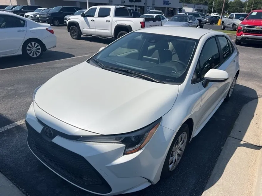 2020 Toyota Corolla LE photo 1