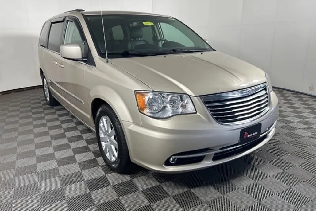 2014 Chrysler Town & Country Touring photo 1