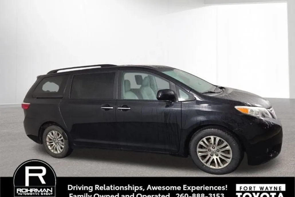 2017 Toyota Sienna XLE photo 1