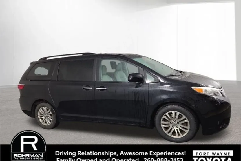 2017 Toyota Sienna XLE photo 1