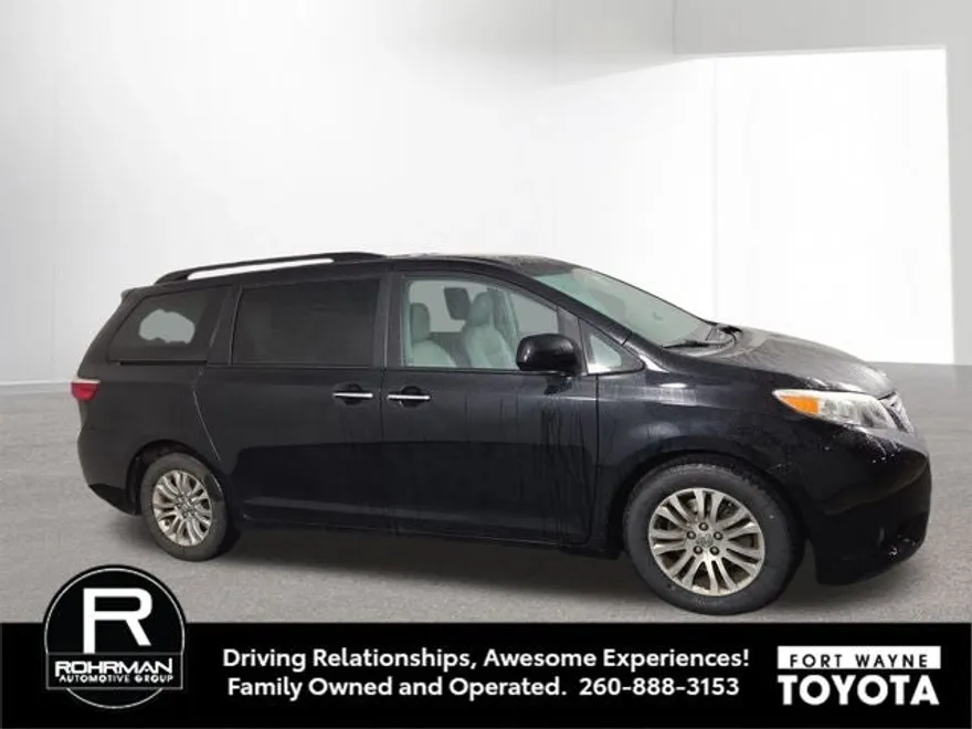 2017 Toyota Sienna XLE photo 1