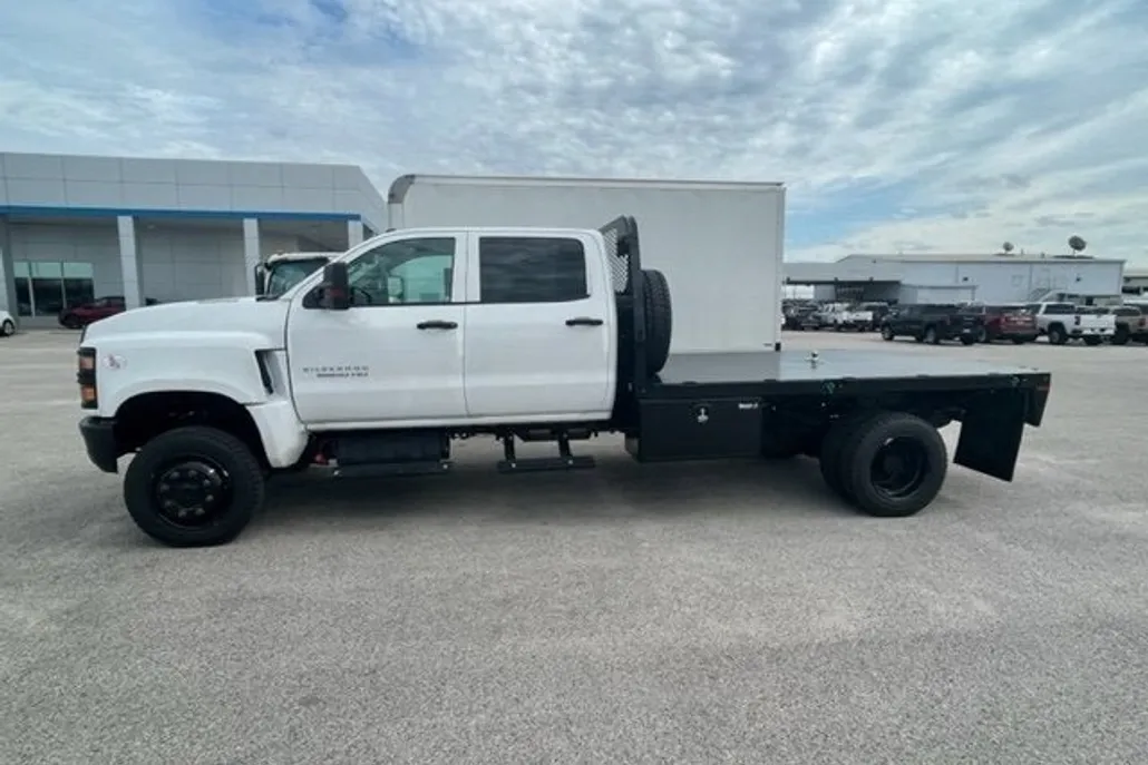 2024 Chevrolet Silverado 5500HD LT photo 1