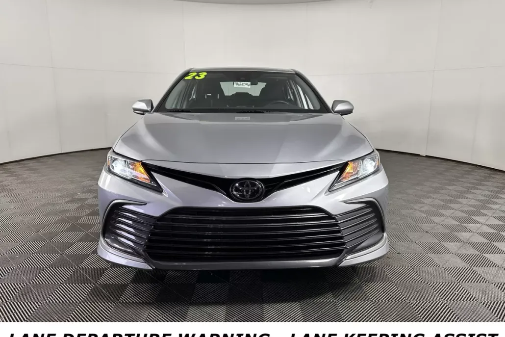 2023 Toyota Camry LE photo 1