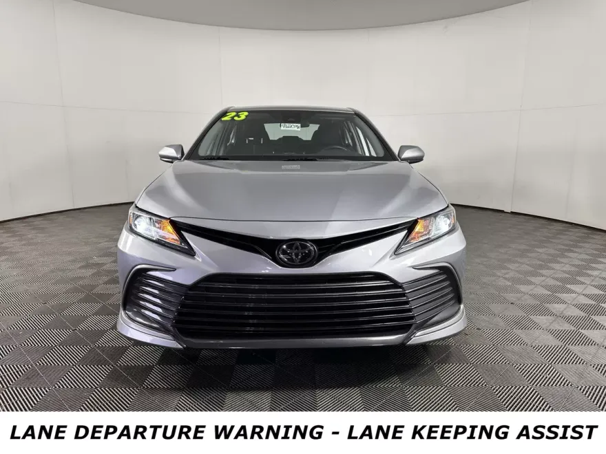 2023 Toyota Camry LE photo 1