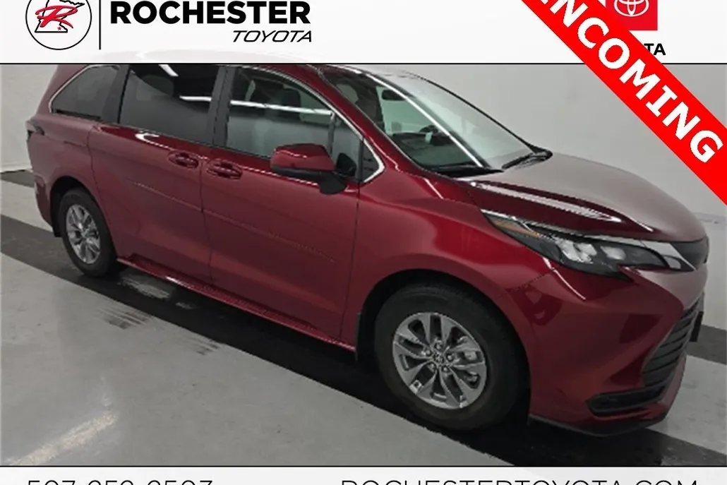 2025 Toyota Sienna LE photo 1