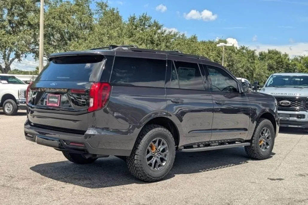 2025 Ford Expedition photo 1