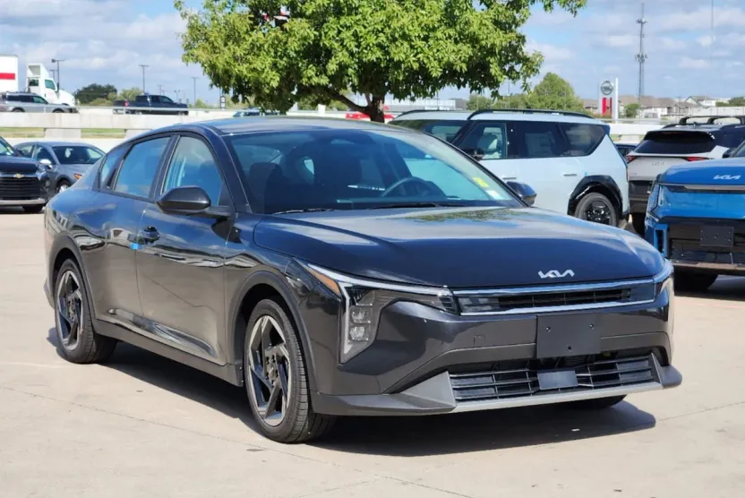 2025 Kia K4 EX photo 1