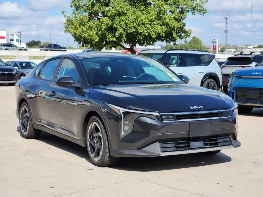 2025 Kia K4 EX photo 1