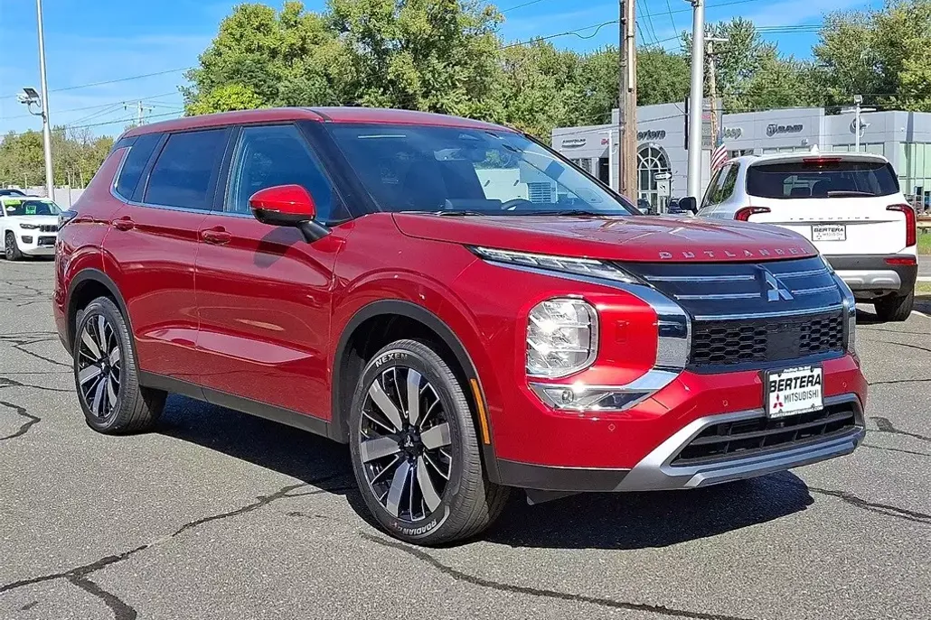 2025 Mitsubishi Outlander SE photo 1