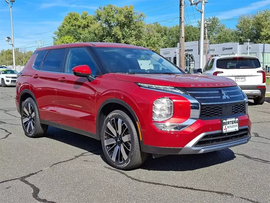 2025 Mitsubishi Outlander SE photo 1