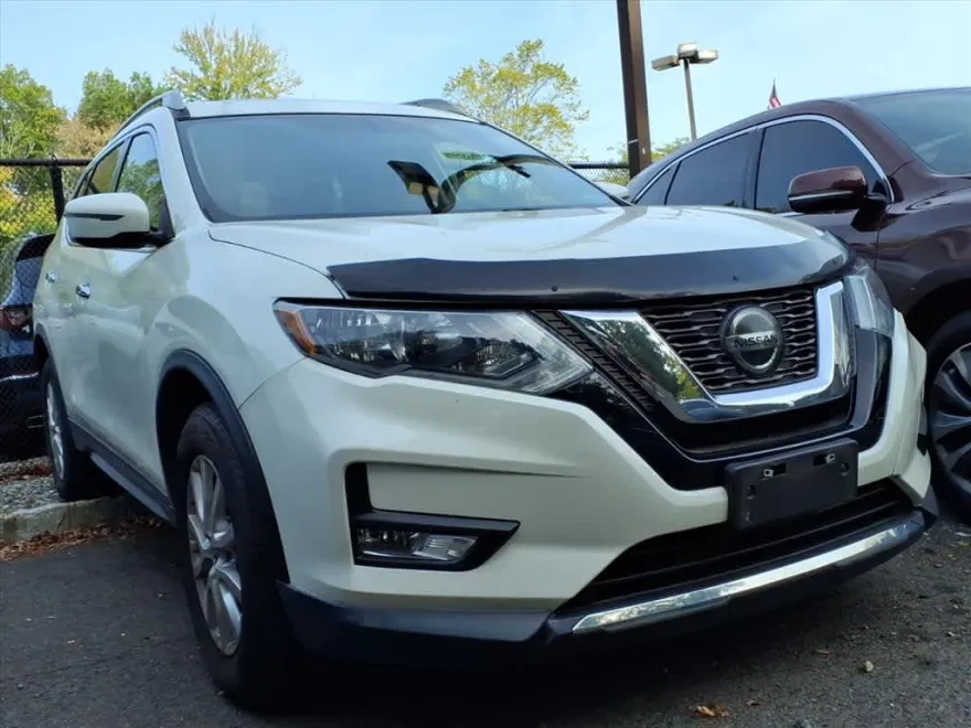 2018 Nissan Rogue SV photo 1