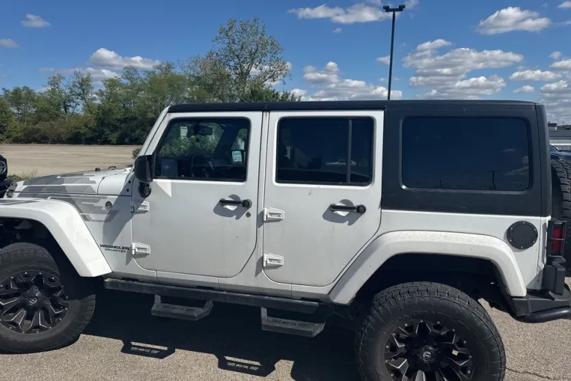 2017 Jeep Wrangler Unlimited Sahara photo 1