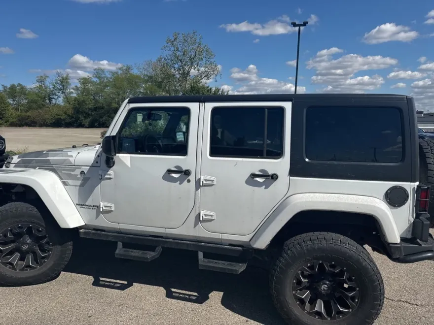 2017 Jeep Wrangler Unlimited Sahara photo 1