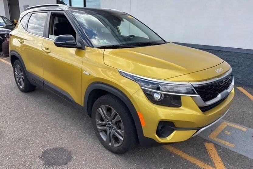 2023 Kia Seltos S photo 1