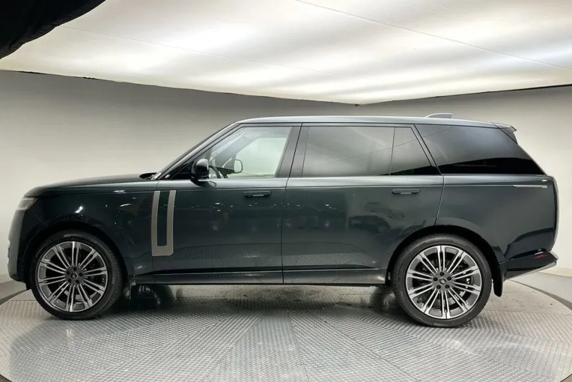 2025 Land Rover Range Rover SE photo 1