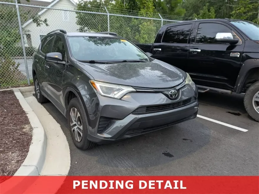 2018 Toyota RAV4 LE photo 1