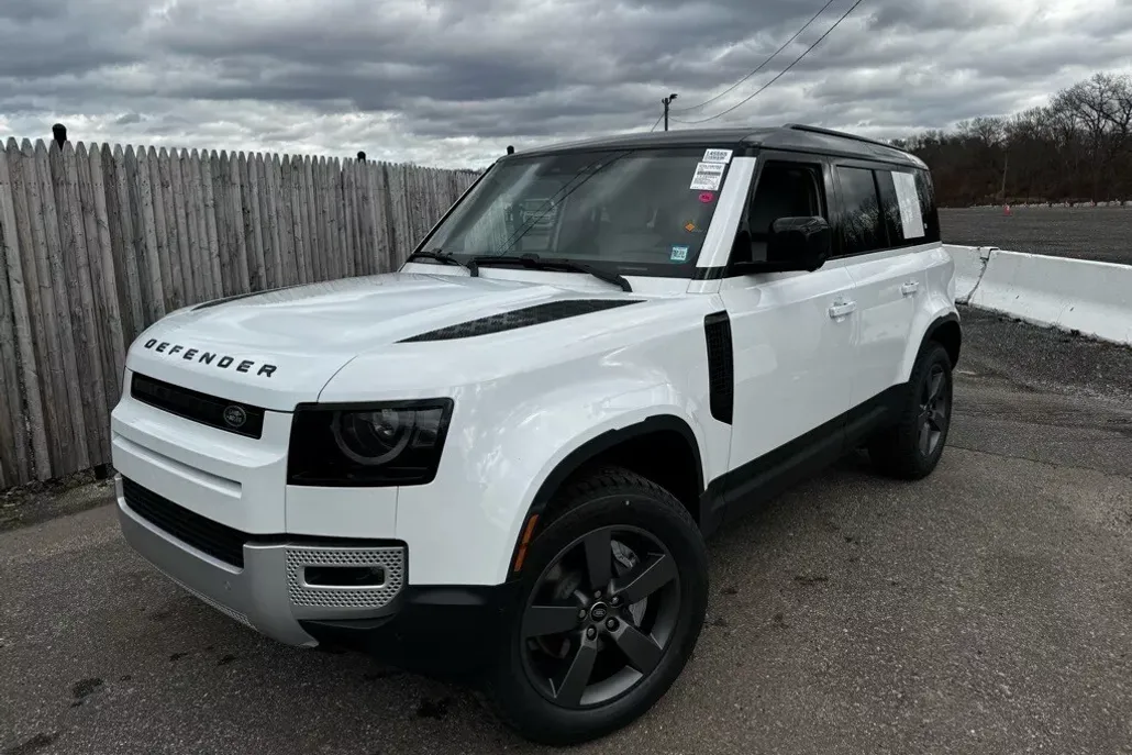 2025 Land Rover Defender S photo 1