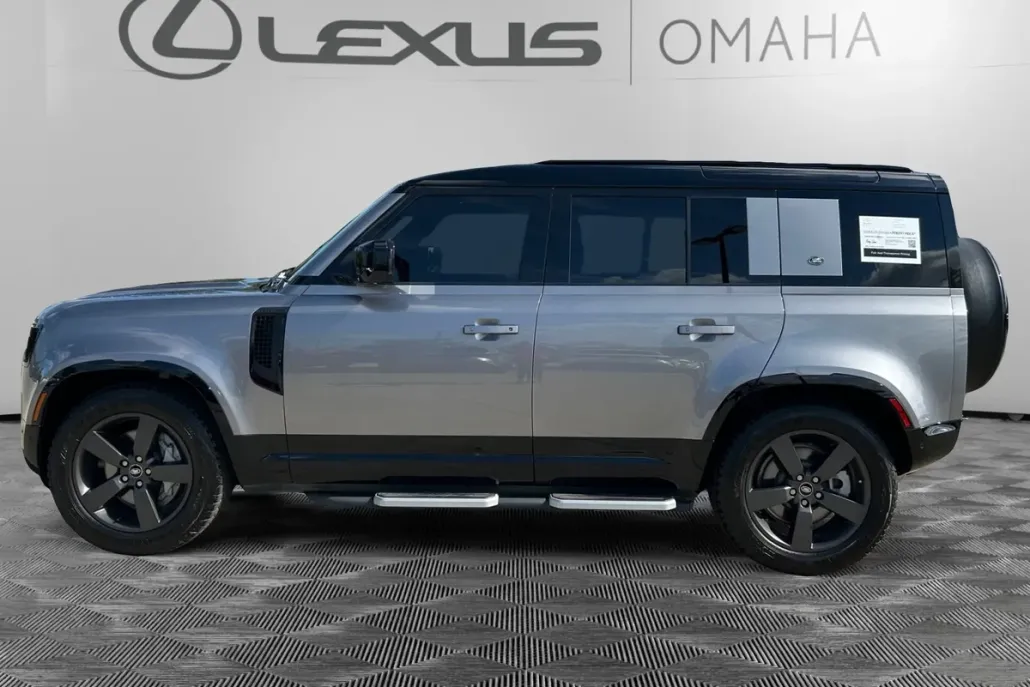 2023 Land Rover Defender 110 X-Dynamic SE photo 1