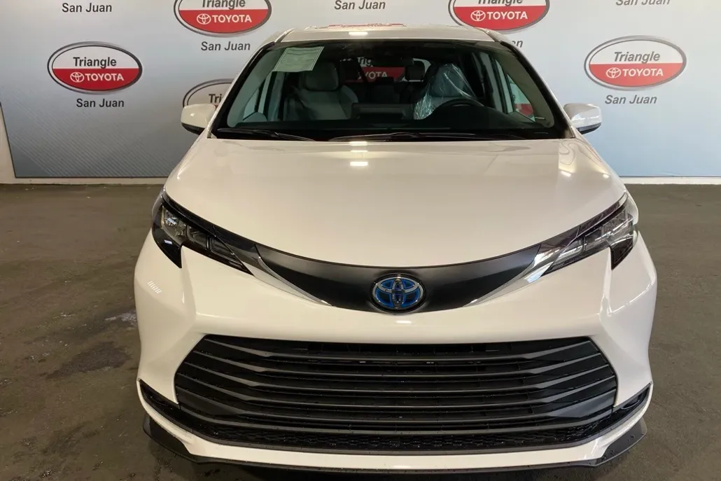 2025 Toyota Sienna LE photo 1