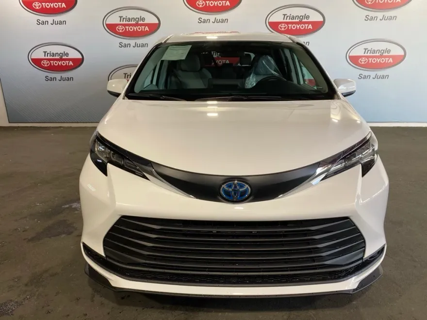 2025 Toyota Sienna LE photo 1
