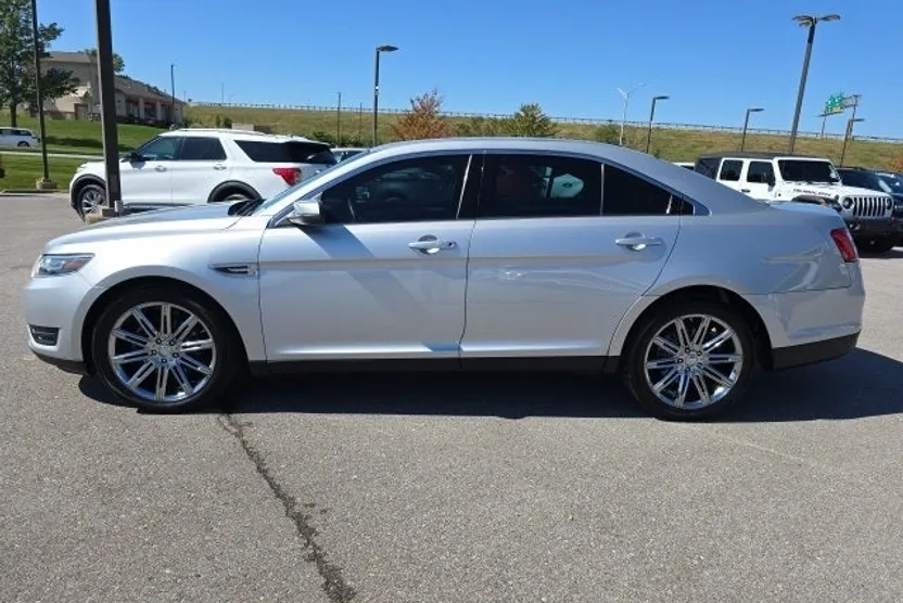 2019 Ford Taurus SEL photo 1