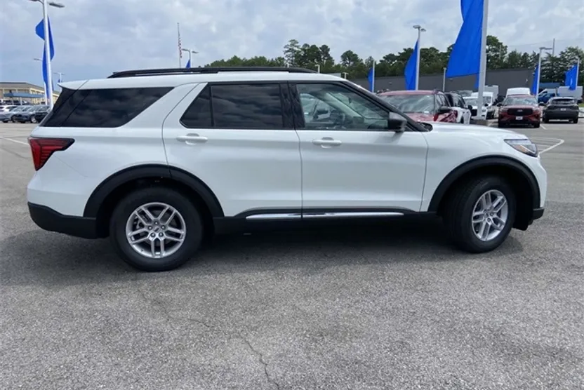 2025 Ford Explorer photo 1