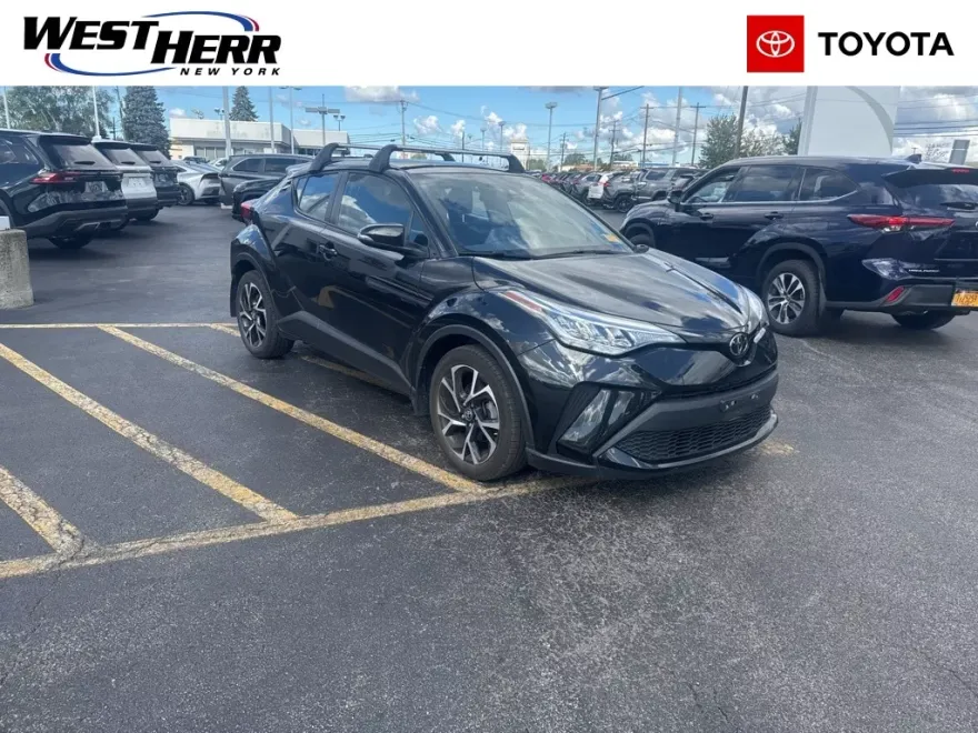 2022 Toyota C-HR XLE photo 1