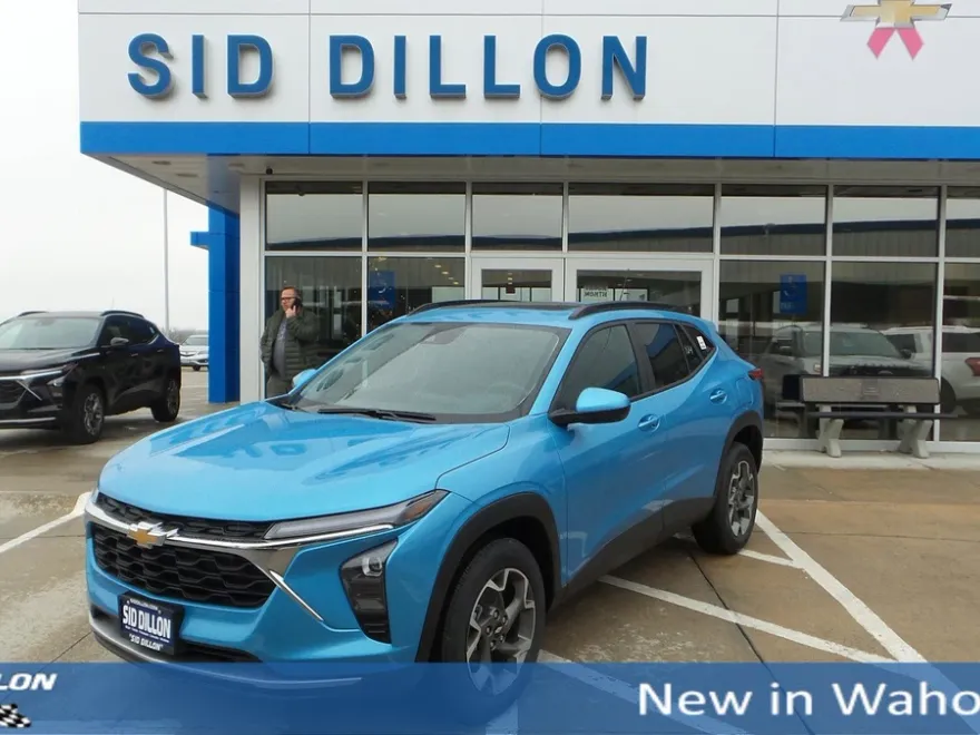 2025 Chevrolet Trax LT photo 1