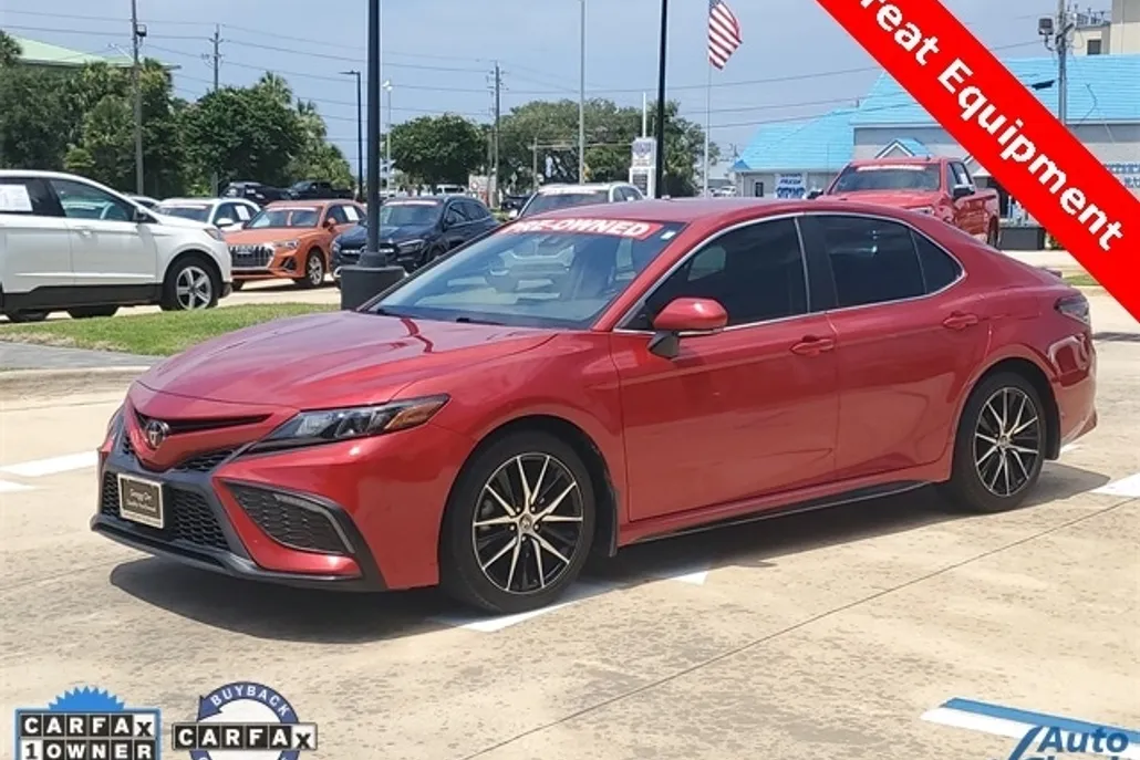 2022 Toyota Camry SE photo 1