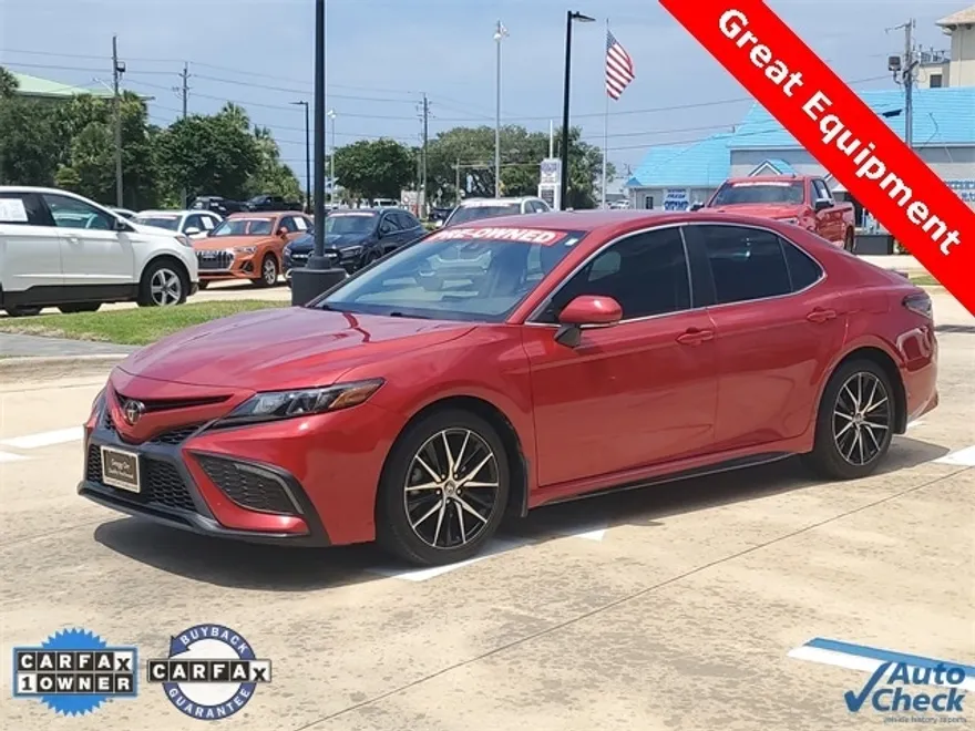 2022 Toyota Camry SE photo 1