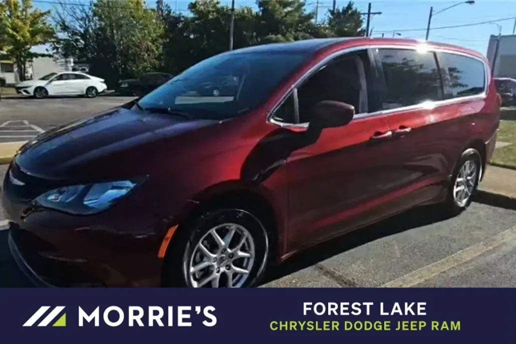 2023 Chrysler Voyager LX photo 1