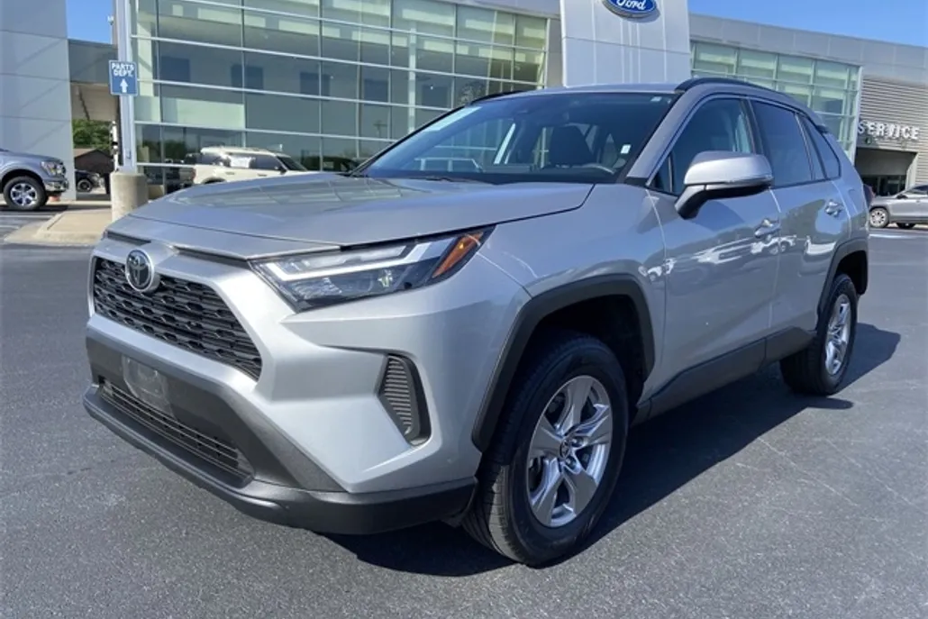2024 Toyota RAV4 XLE photo 1