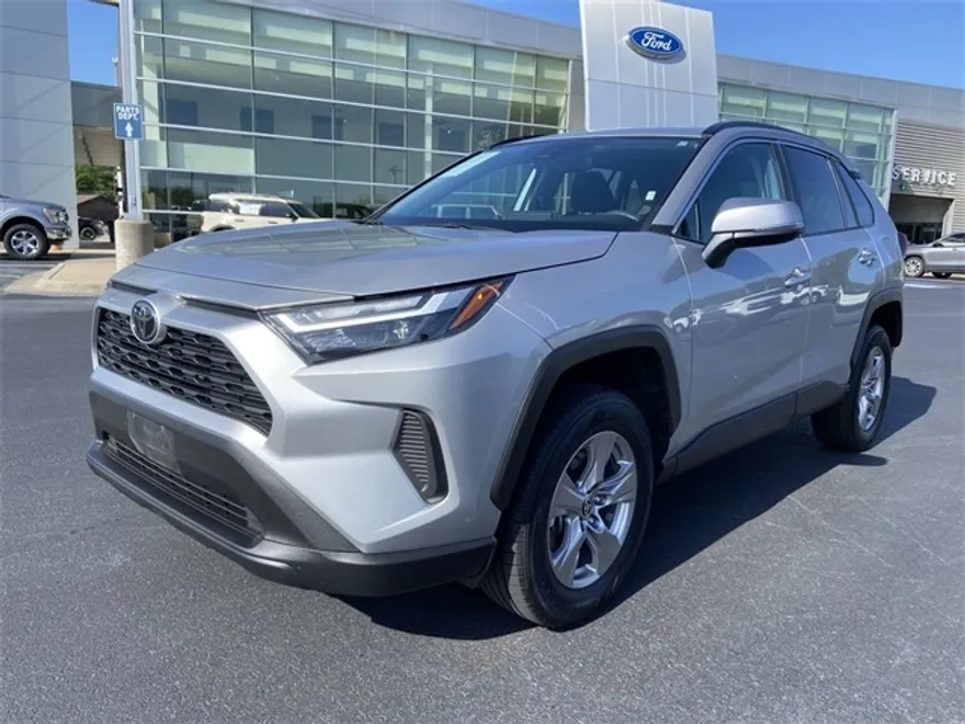 2024 Toyota RAV4 XLE photo 1